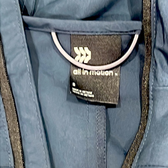 Navy blue super light weight jacket with zip pockets - Picture 2 of 4